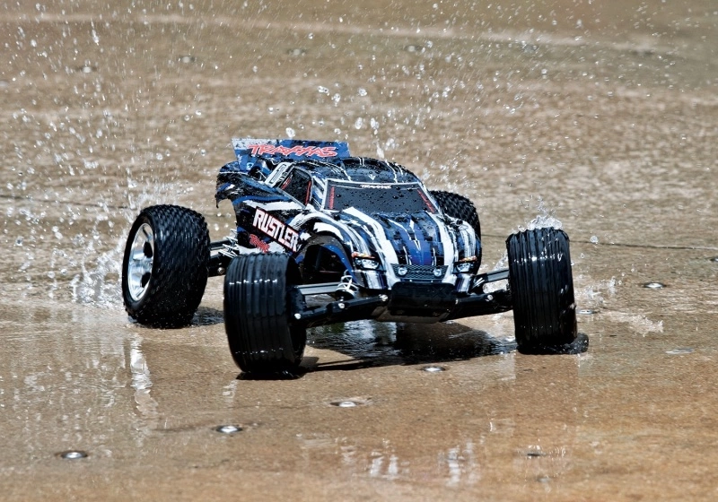 Rustler 1/10 2WD Waterproof Stadium Truck RTR + Traxxas NIMH-Akku & Traxxas Ladegerät – Bild 10